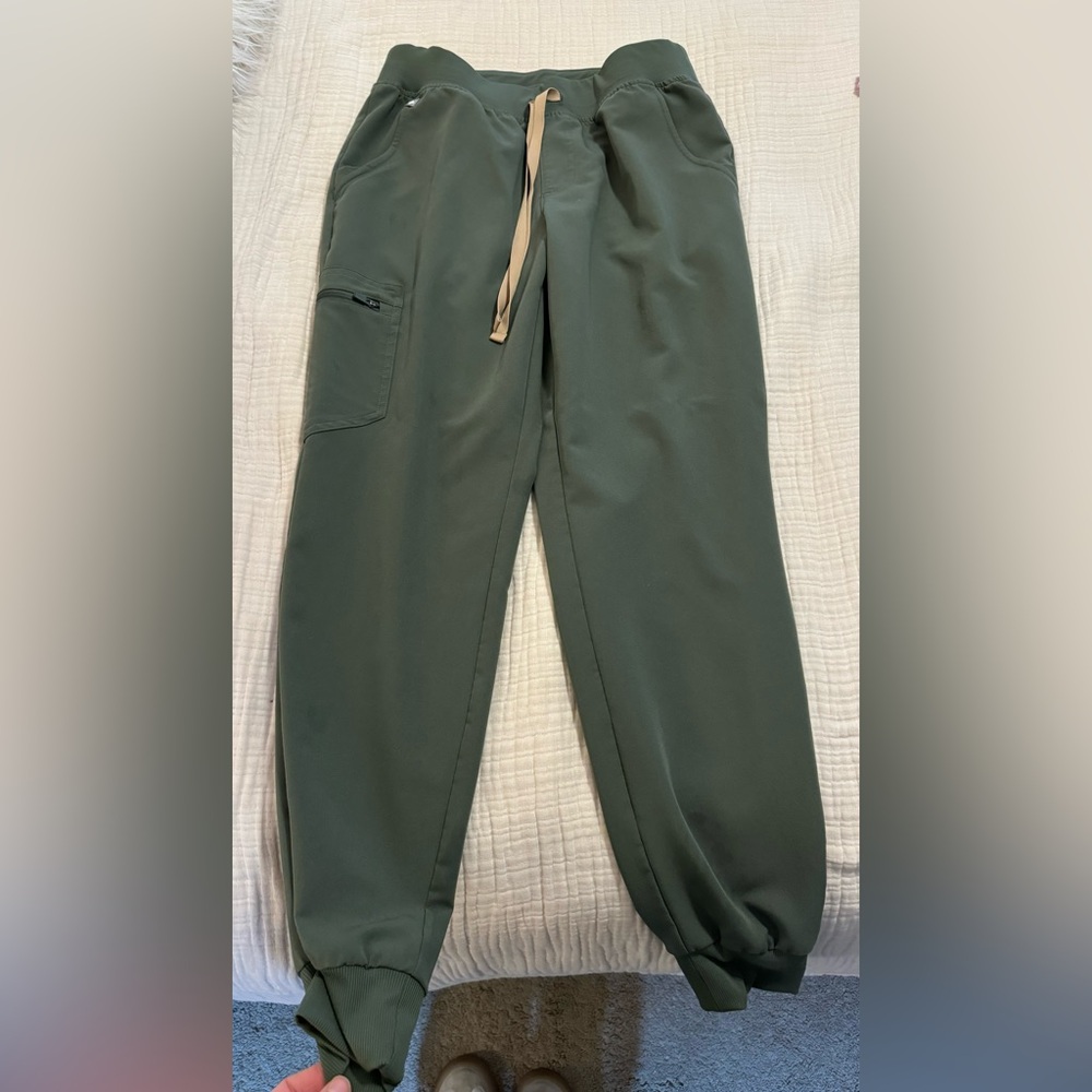 Size Small Figs Zamora Jogger Scrubs in Moss